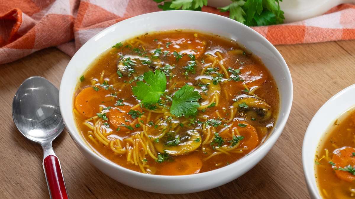 On se réchauffe avec une savoureuse soupe à la tomate, Vermicelles et légumes, une recette super facile à faire !