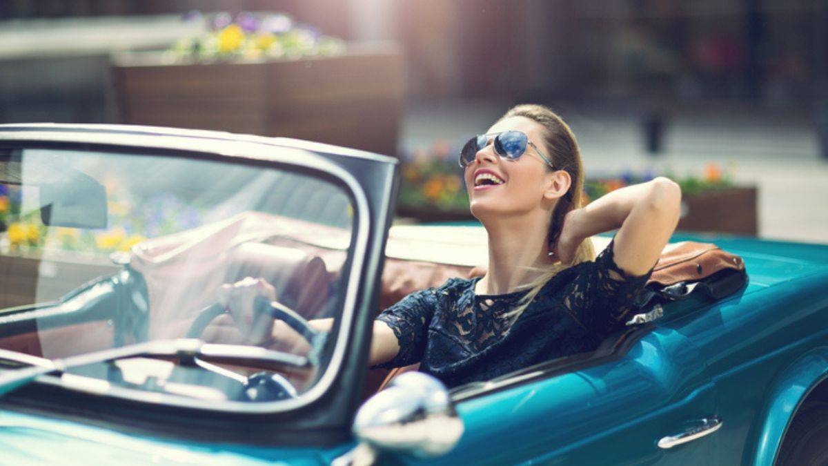 femme riche heureuse au volant bonne nouvelle horoscope