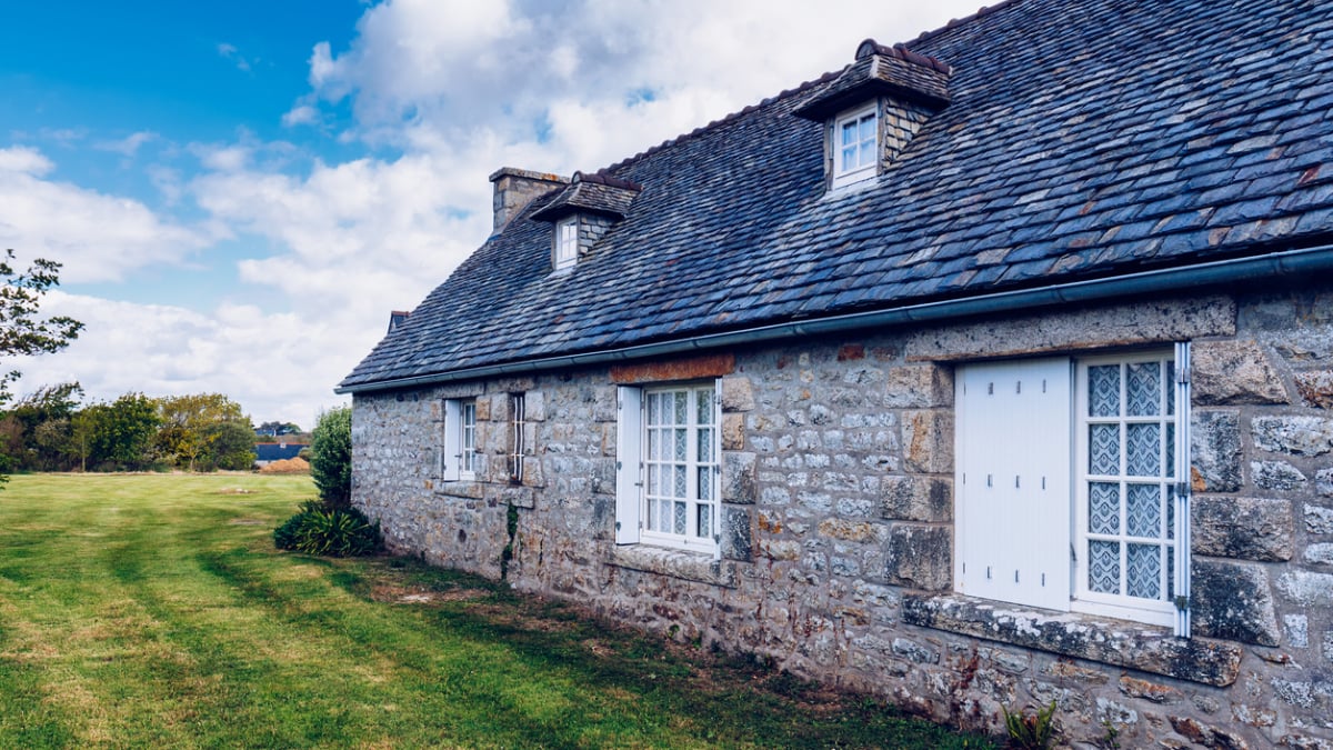 Une maison vue de l'extérieur