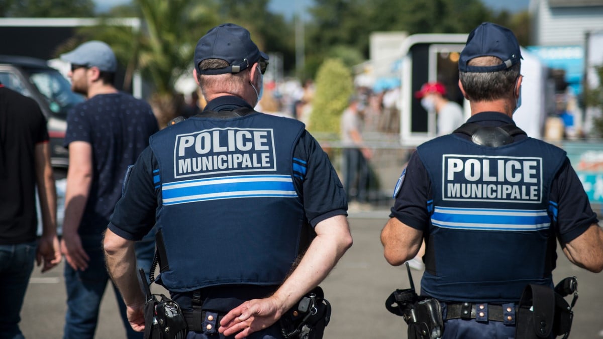 Deux policiers patrouillent dans la rue