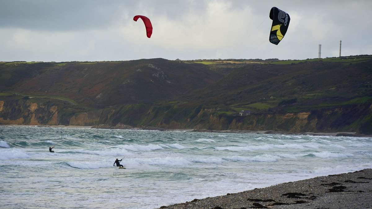 kitesurfeurs avec cerf-volants en Normandie