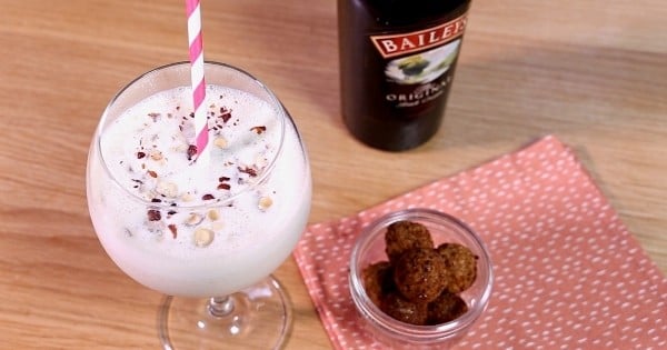 Cocktail «Baileys Fall in Love» et billes croquantes de mozzarella à la noisette