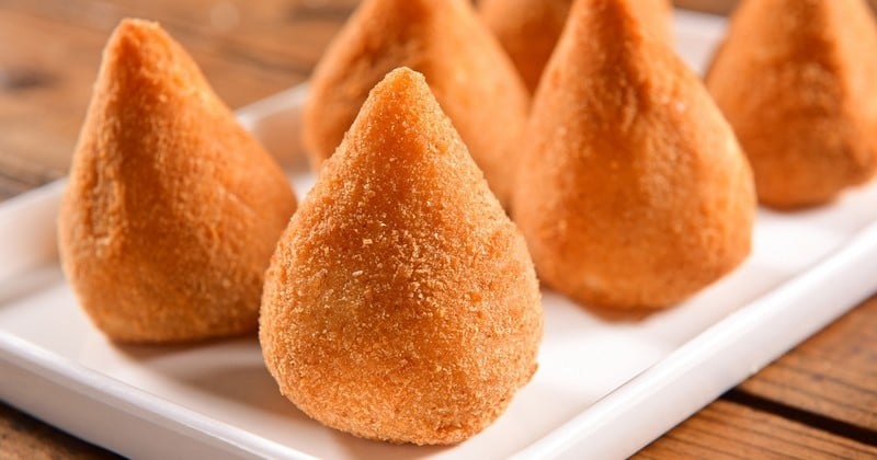 Parfaits pour un apéro entre amis : les coxinhas, de délicieux beignets fourrés au poulet venus tout droit du Brésil !