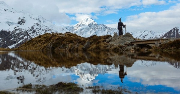 Il parcourt la Nouvelle-Zélande déguisé en Gandalf, le célèbre mage blanc du « Seigneur des Anneaux », et en rapporte des photos extraordinaires
