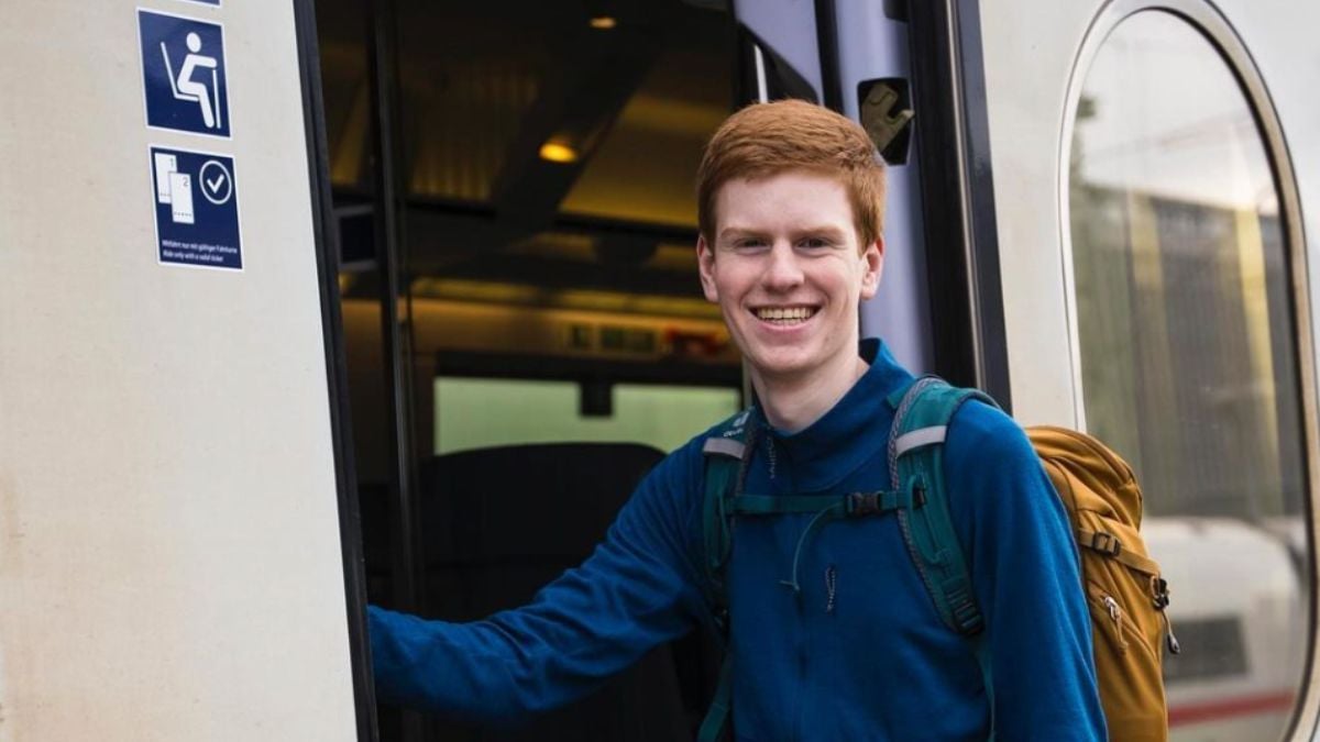 À seulement 15 ans, il a quitté sa maison du jour au lendemain et vit désormais dans des... trains