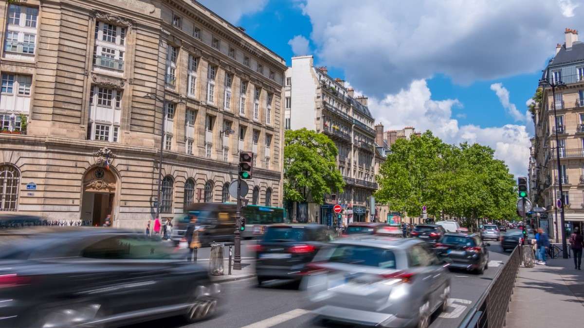 Aucun automobiliste ne comprend la signalisation dans cette rue parisienne très fréquentée