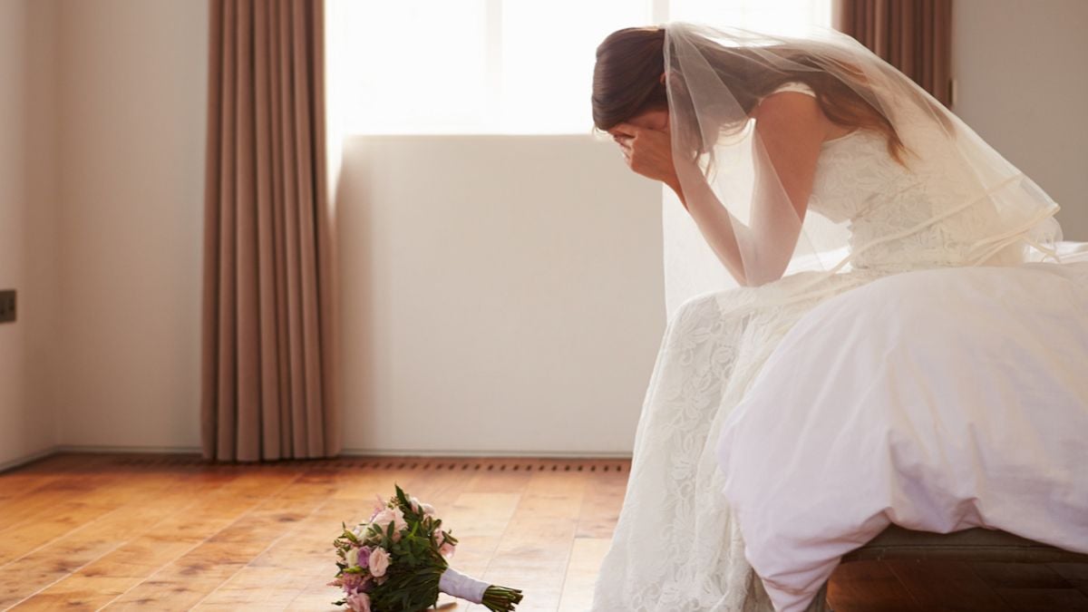 Une mariée en larmes dans une chambre 