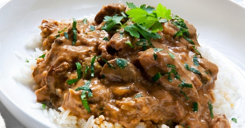 Essayez le bœuf Stroganov aux deux poivres prêt en 15 minutes ! Un classique de la cuisine russe !