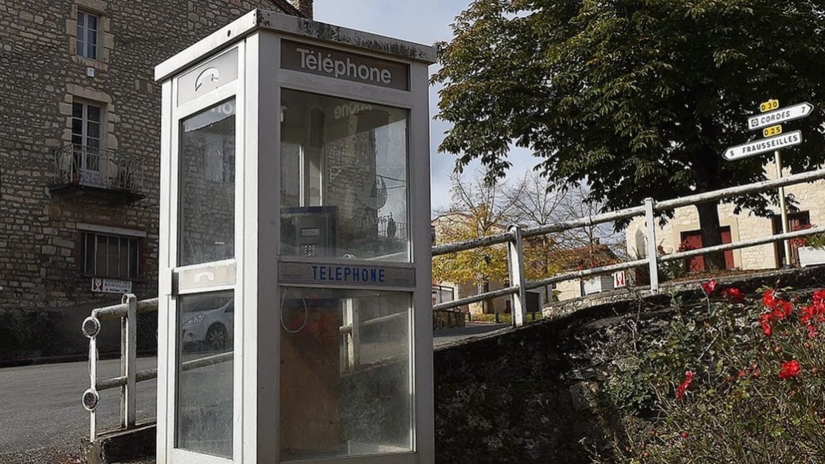 Voici la dernière cabine téléphonique de France et une seule personne l'utilise, mais personne ne sait qui c'est