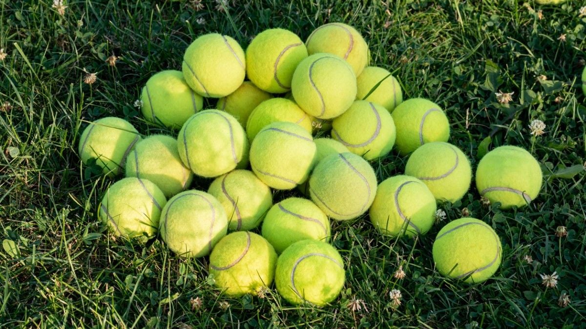 Des balles de tennis dans l'herbe