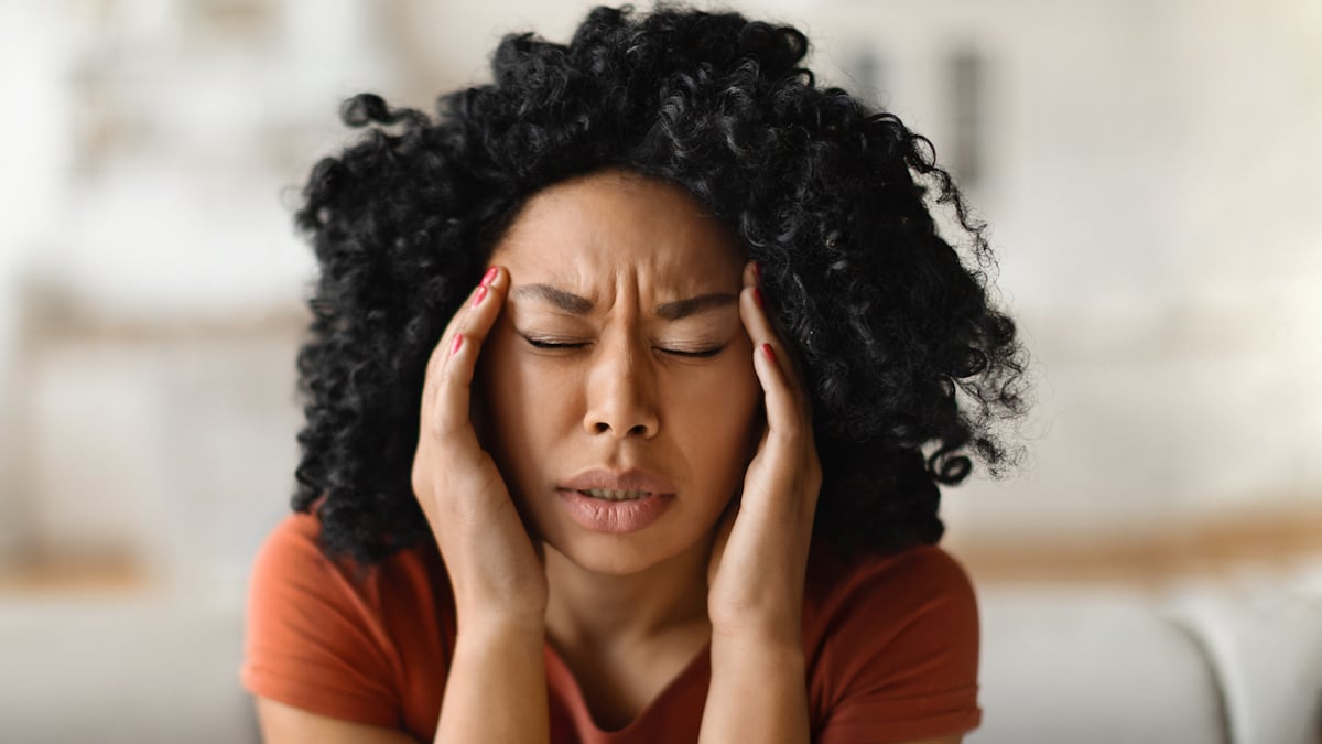 Une femme souffrant de maux de tête