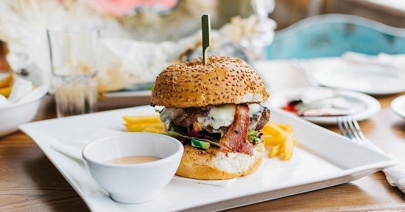 Burger à la poitrine fumée, à la fourme d'Ambert et à l'avocat