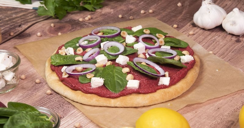 Osez cette délicieuse pizza au houmous de betterave, feta et noisettes