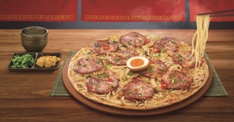 Pizza Hut nous surprend avec sa nouvelle pizza au ramen