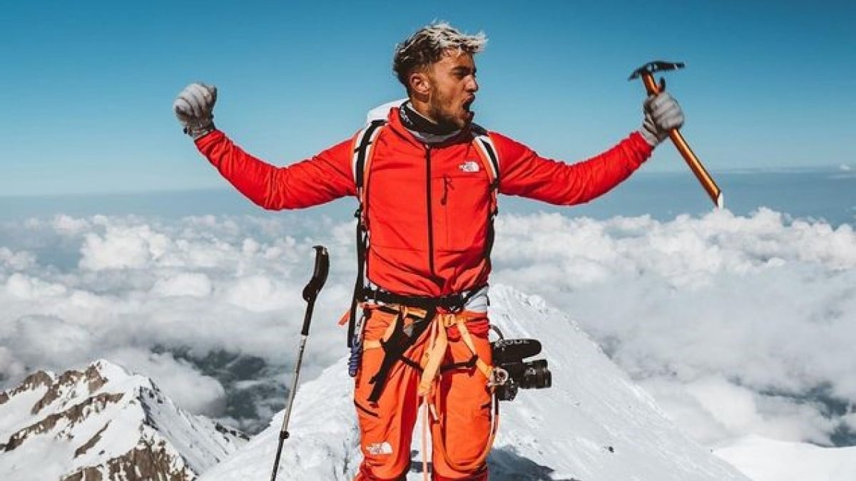 Inoxtag en haut d'une montagne