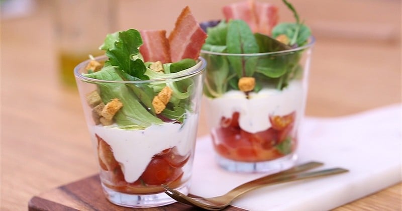 Revisitez la fameuse salade lyonnaise en version verrine avec un mélange de jeunes pousses Bonduelle!