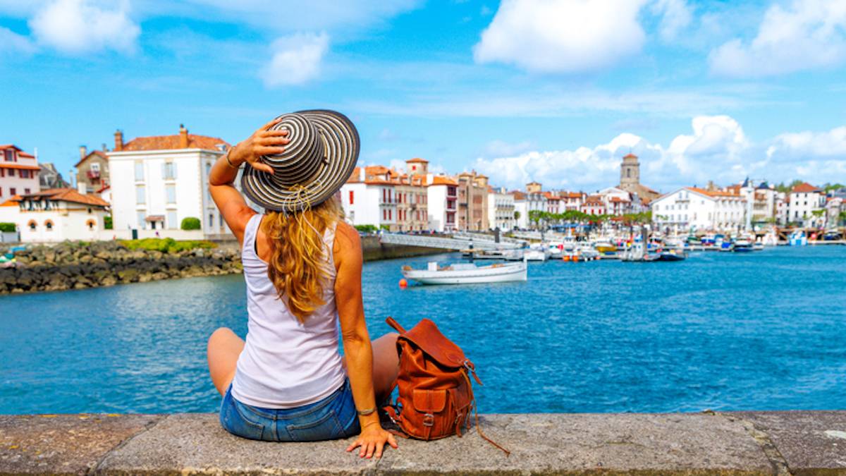 Une touriste à Saint-Jean de Luz en France