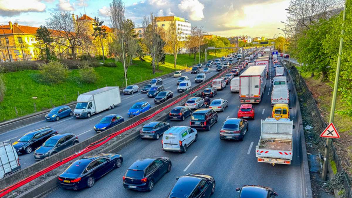 Embouteillages sur une autoroute, à proximité de Paris