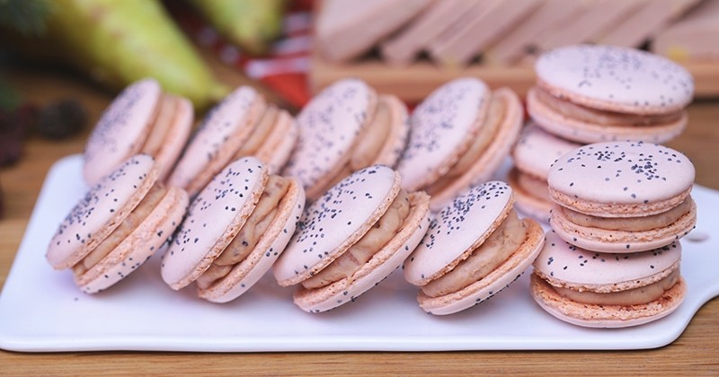 Pour un dîner festif, découvrez les macarons au foie gras décorés de graines de pavot !