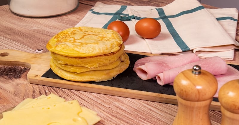 Pancakes salés au jambon et au fromage