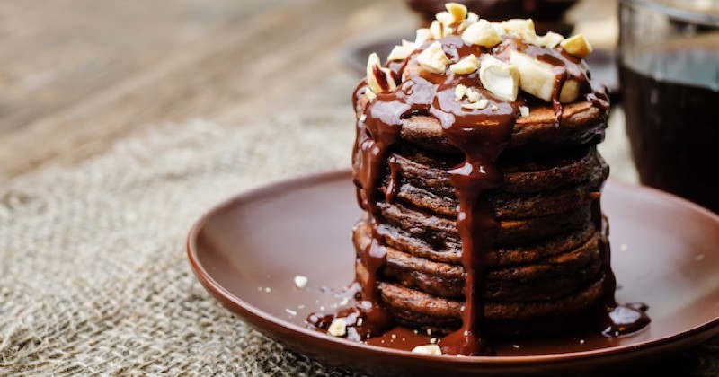 Pancakes au chocolat bananes et noix