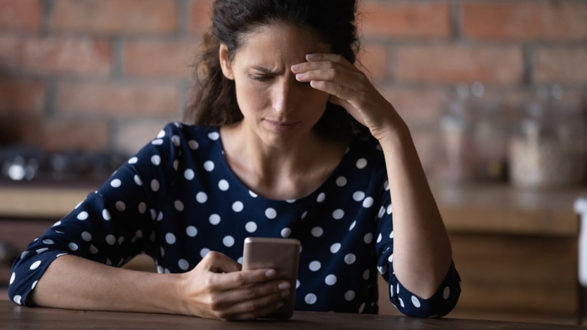 Une femme contrariée sur son téléphone