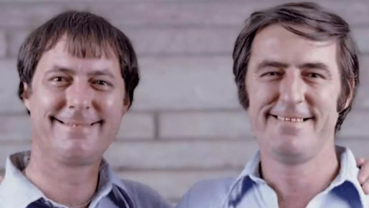 Séparés à la naissance, ces jumeaux se retrouvent 39 ans plus tard et réalisent qu'ils ont vécu la même vie sans le savoir