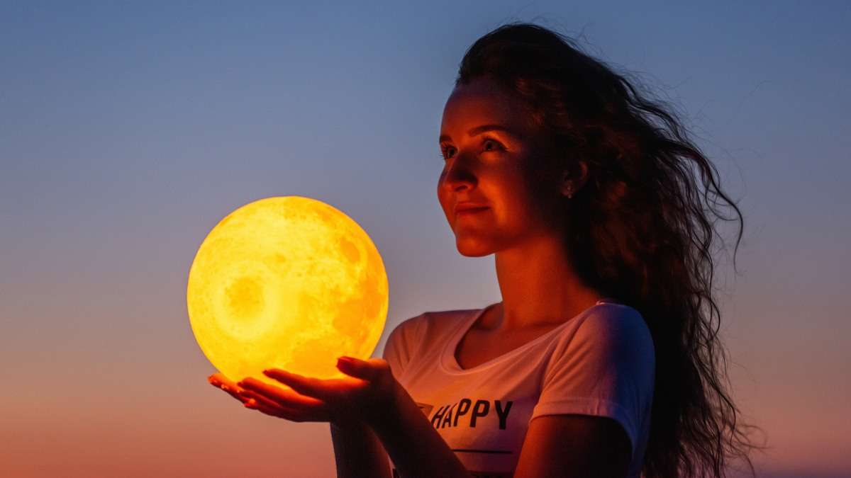 astrologie femme tenant une lune horoscope