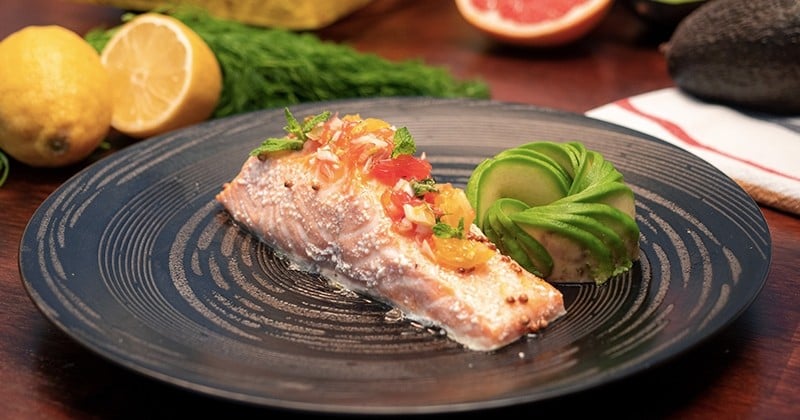 Cuisinez un délicieux saumon confit à l'huile d'olive avec sa salsa d'agrumes