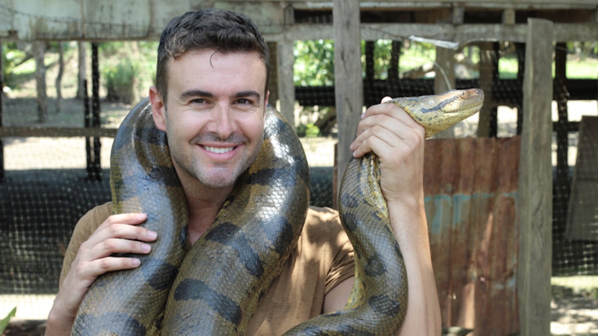 Un homme avec son python autour du cou