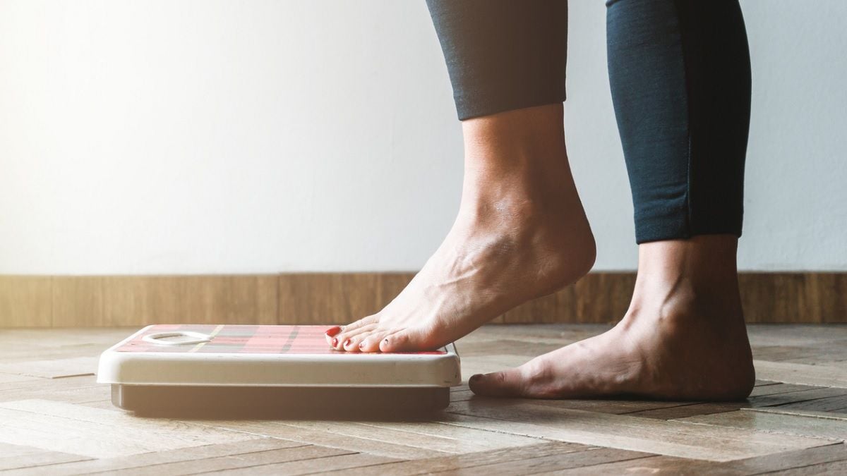 femme se pesant sur une balance