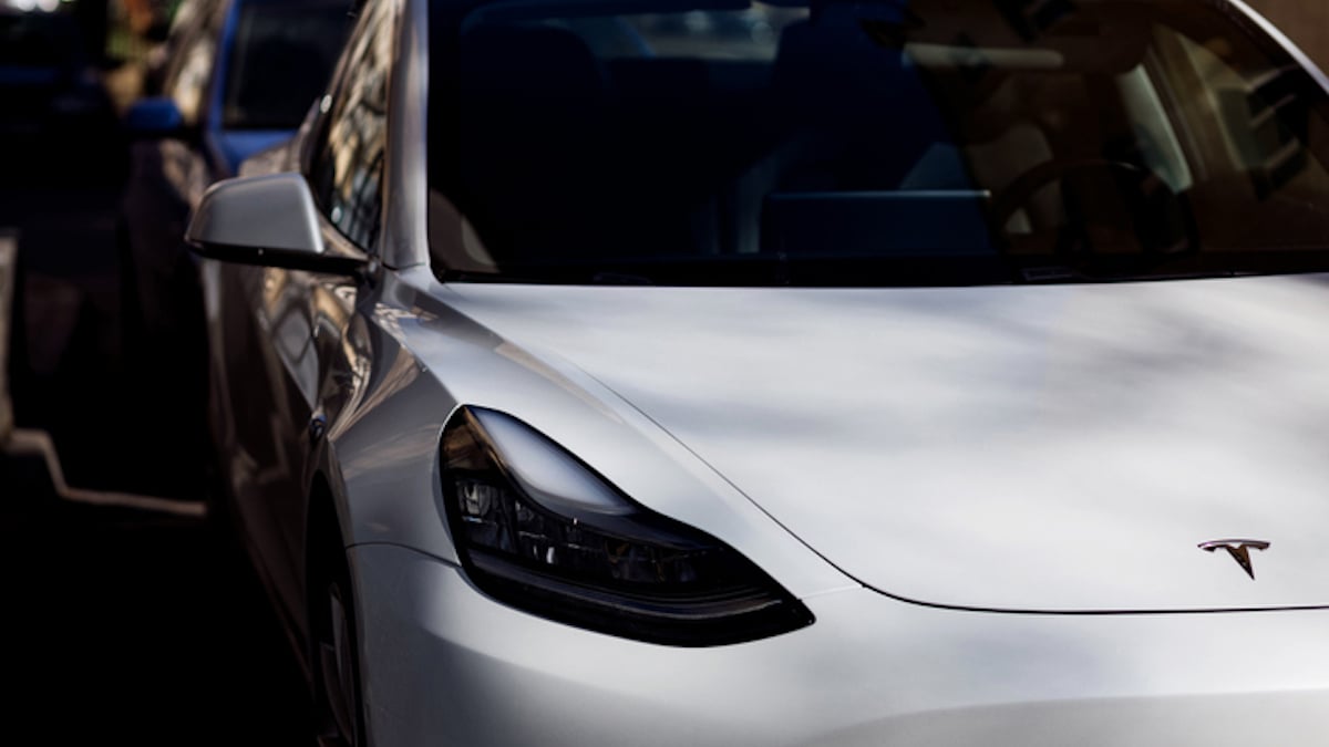 Il lance une mise à jour de sa Tesla, en plein centre-ville et paralyse le trafic pendant... 45 minutes