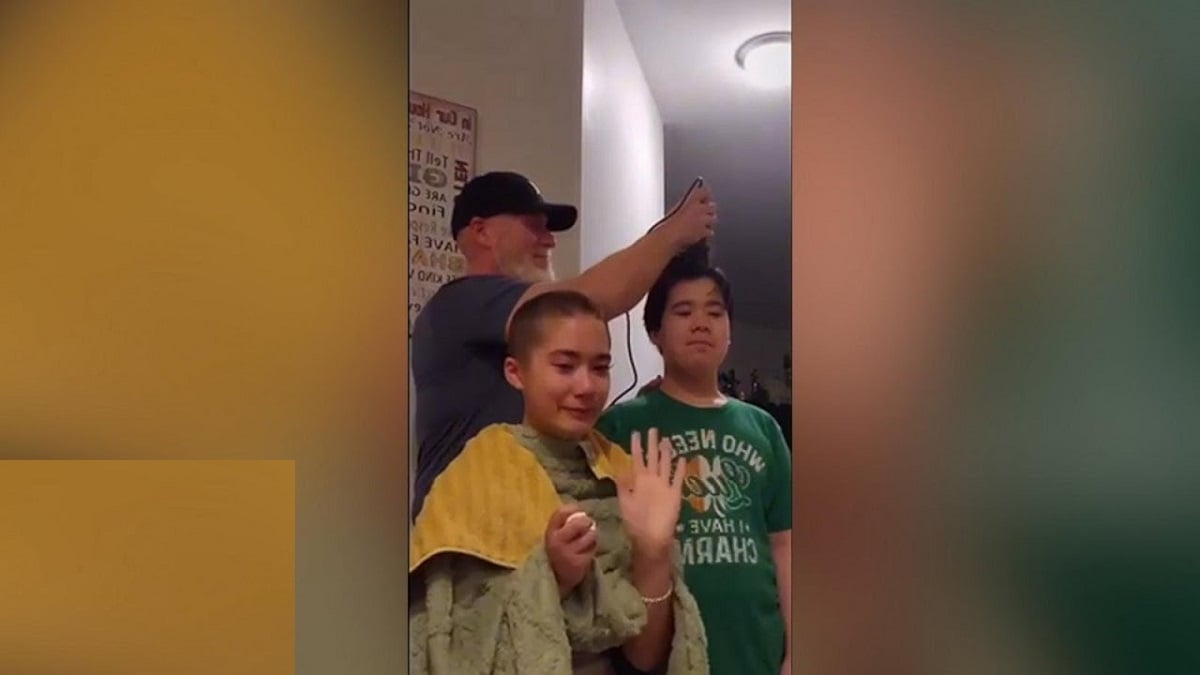 Il se rase la tête pour soutenir sa soeur atteinte d'un cancer, sa vidéo émeut les internautes