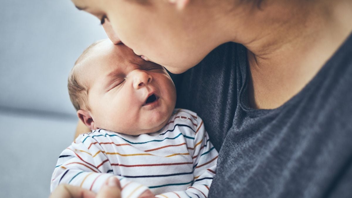 Embrasser son bébé, un geste d'affection risqué et déconseillé selon des professionnels de santé