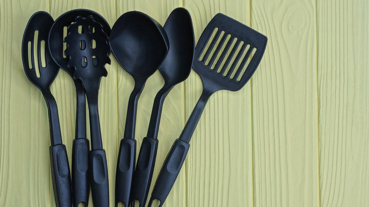 Des ustensiles de cuisine en plastique noir