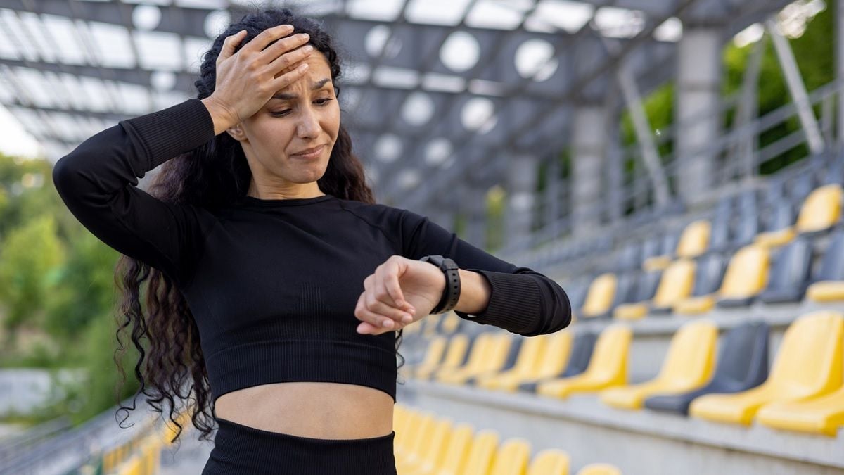 jeune femme stressée regardant sa montre