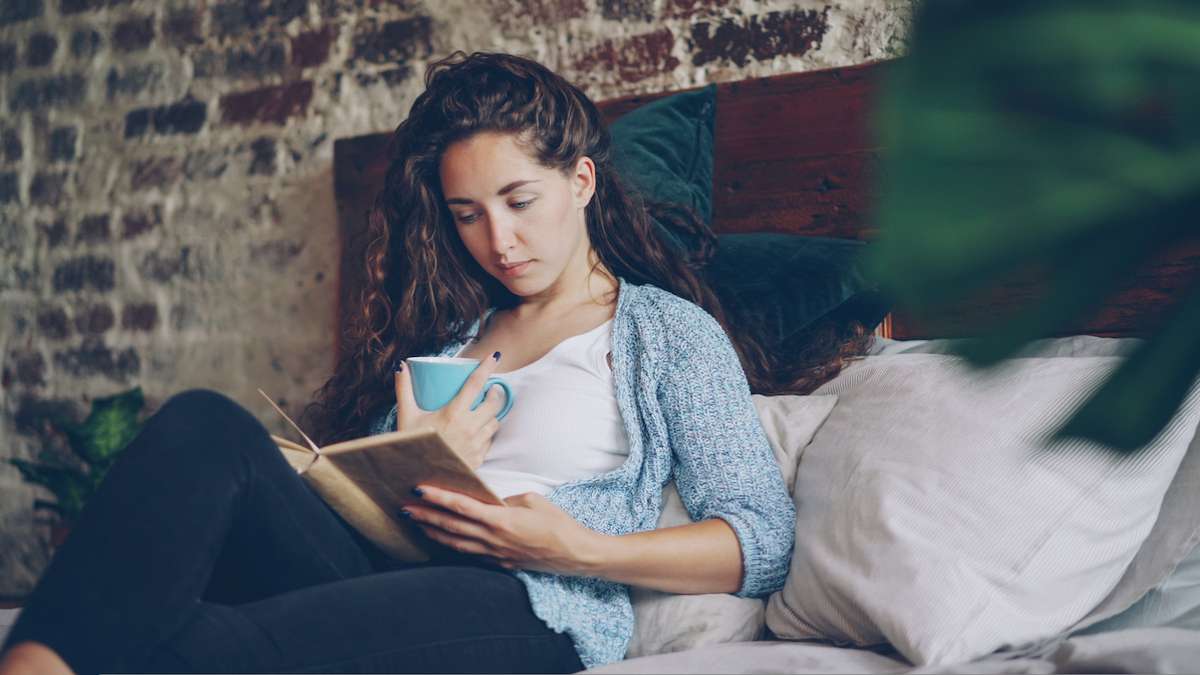 Une femme en train de lire un roman