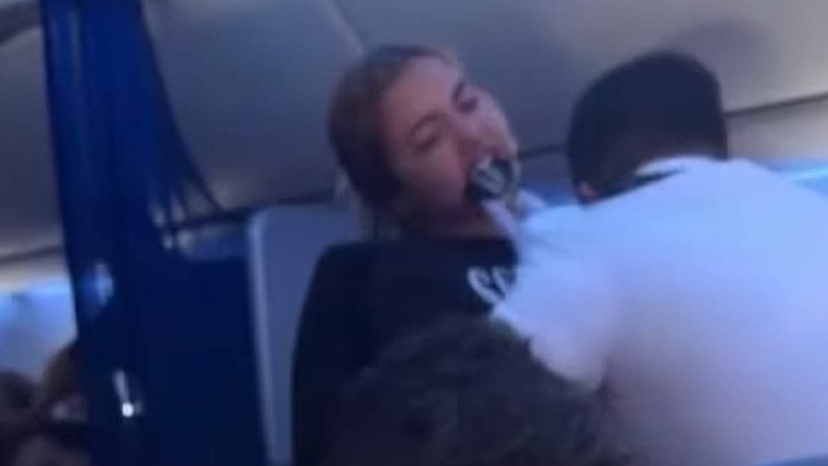 En pleine crise, une passagère mord un steward et sème le chaos dans un avion, la vidéo fait le tour du web
