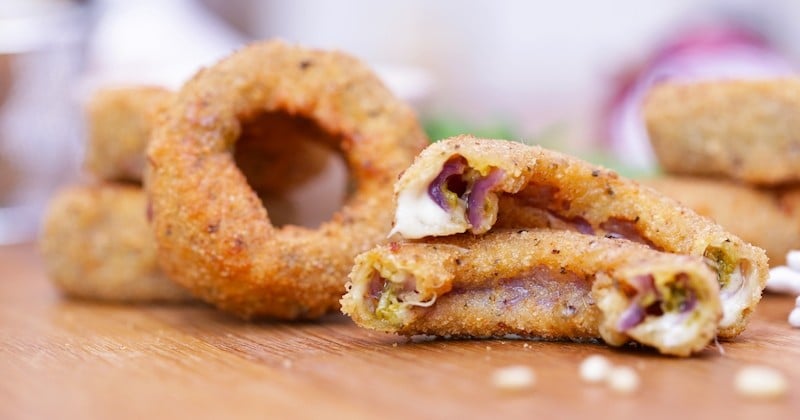 Onion rings à la mozzarella et au pesto 