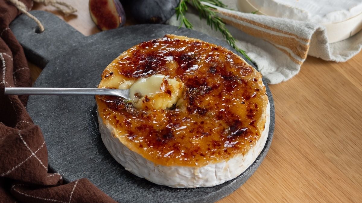 Craquez pour le brie rôti façon... crème brûlée ! Un délice à partager pour l'apéro