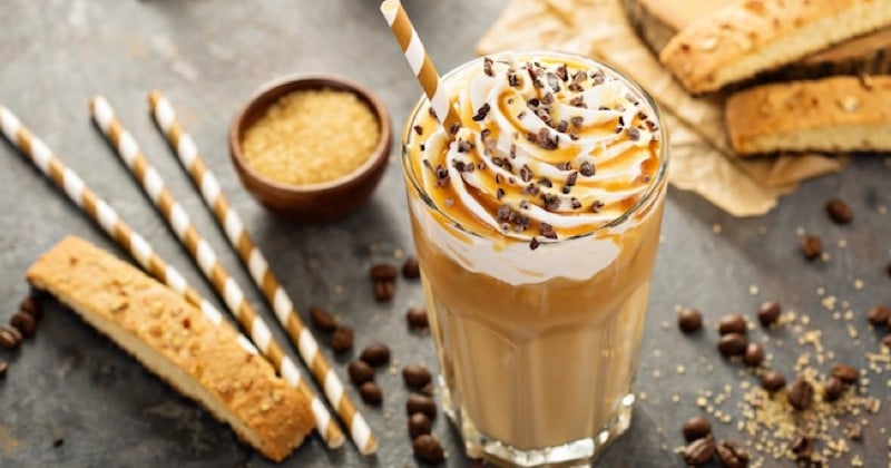 Café latte de caramel glacé