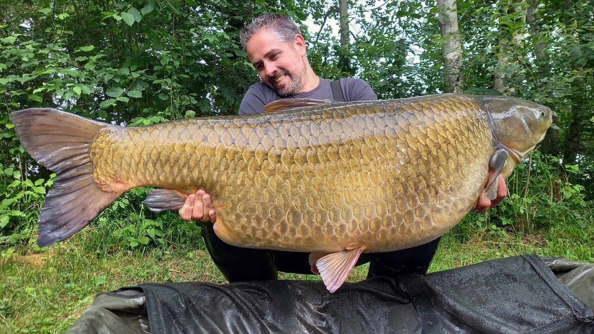 Le pêcheur et son énorme carpe