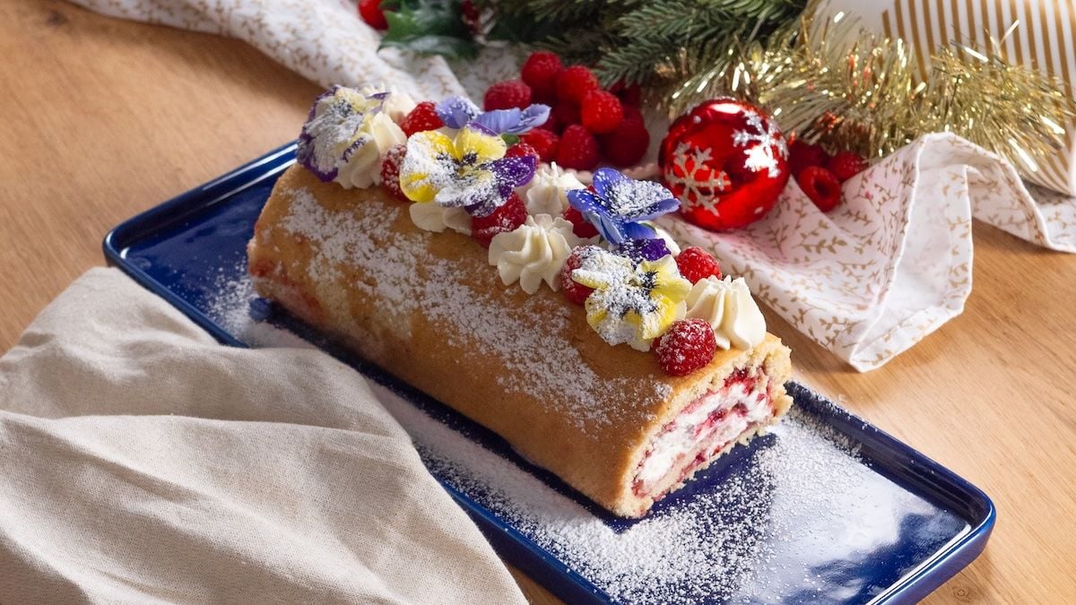 Cette bûche roulée aux framboises est la plus gourmande et la plus jolie pour les fêtes de fin d'année !