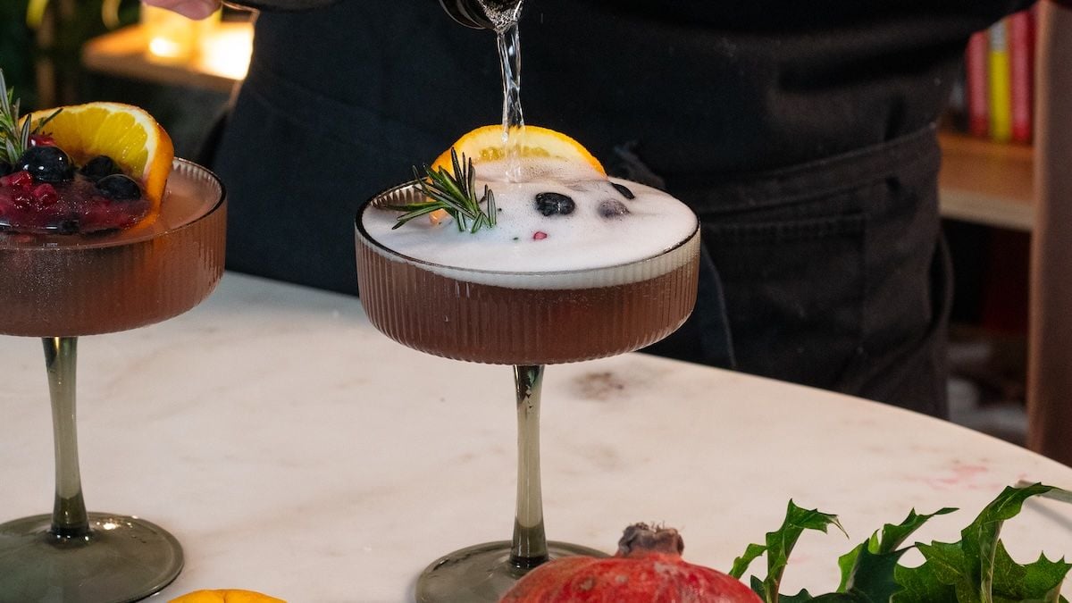 Pour faire ce cocktail de Noël, tout est dans le glaçon ! On vous montre comment le réaliser, c'est super facile et rapide