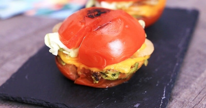Tomate burger avec galettes de courgettes, touches de chèvre et menthe