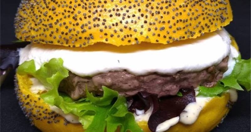 Le burger «Gilles & John» accompagné de sa sauce lacrymogène servi dans un restaurant nîmois !