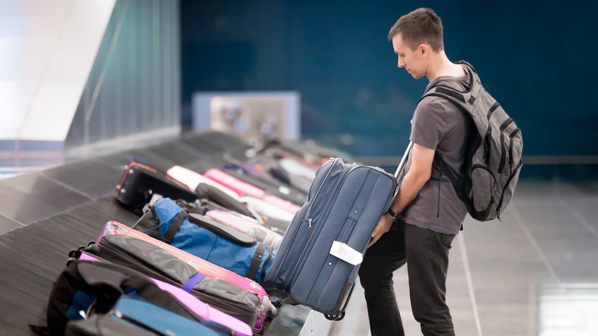 Voici la chose que vous ne devez surtout pas faire avec votre valise à l'aéroport, selon un bagagiste