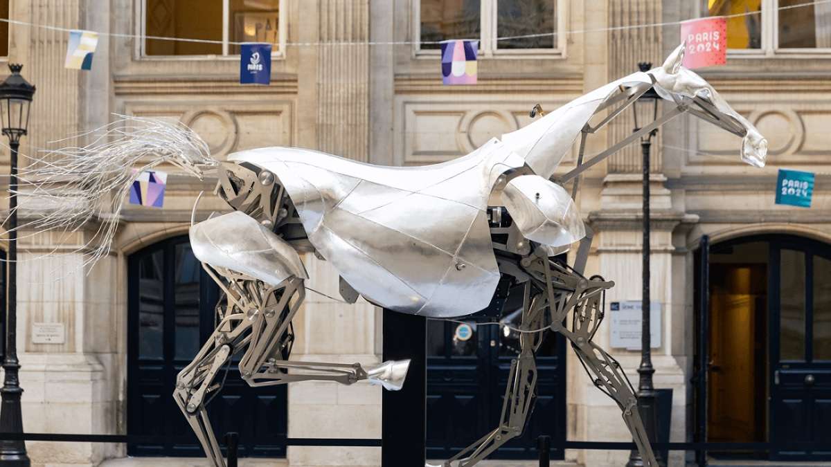 Le cheval métallique des Jeux olympiques est visible au château de Versailles