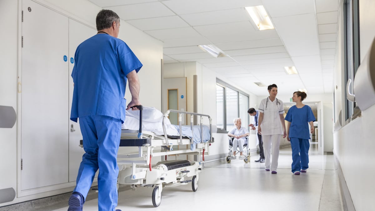 Elle arrive à l'hôpital avec une brosse à dents dans l'estomac, les médecins ne croient pas à son histoire