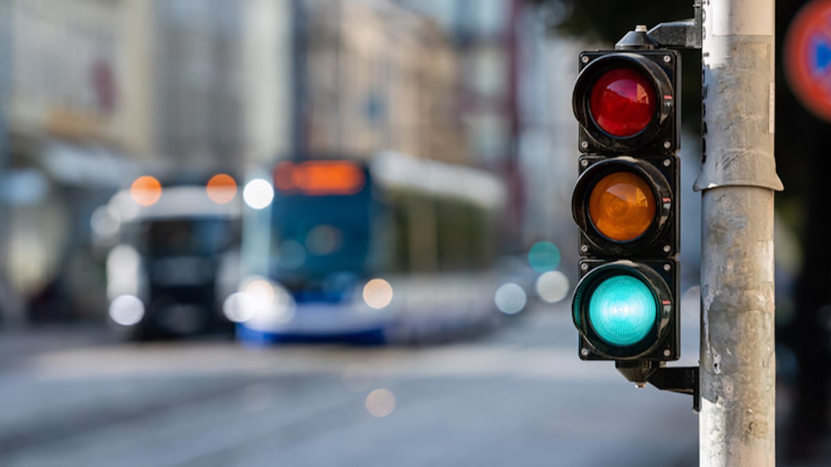 Ce feu tricolore rend fous les automobilistes à cause de son fonctionnement particulier